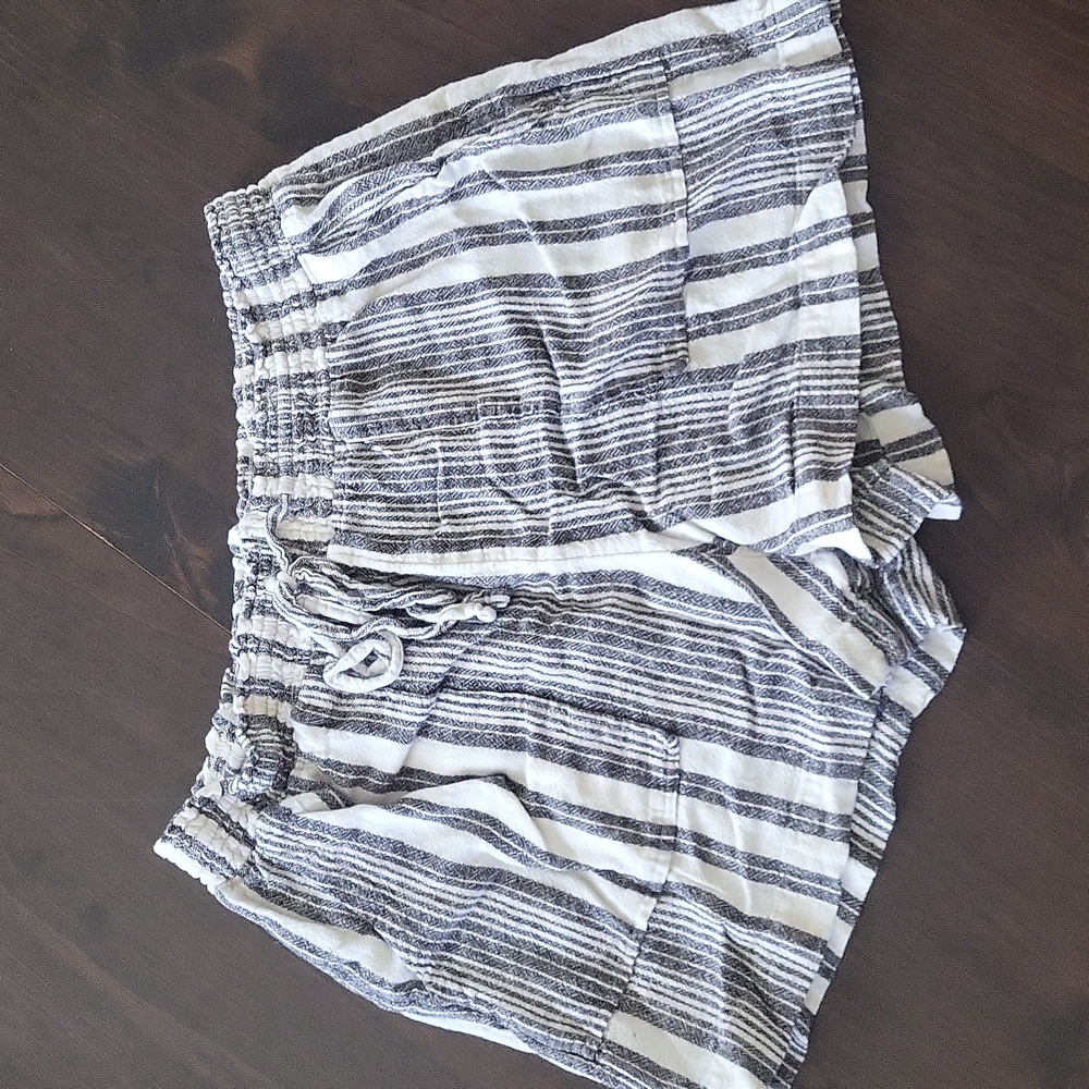 Time and Tru gray and white striped shorts medium